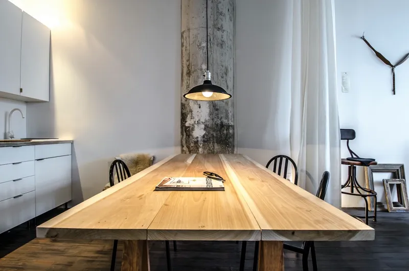 Esstisch aus massiver Eiche in einem hellen Altbau-Loft
